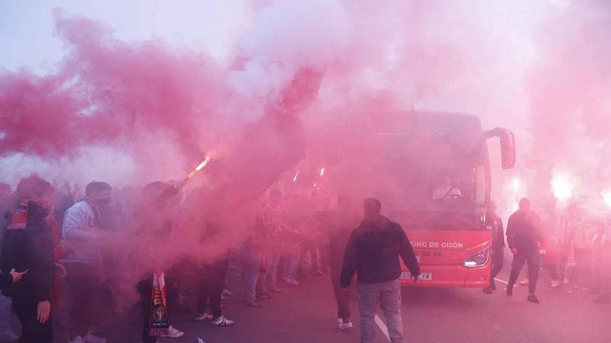 Un recibimiento que no se quiso perder ni Pablo Vázquez: el Sporting llega a El Molinón impulsado por los ánimos de miles de seguidores rojiblancos