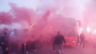 Un recibimiento que no se quiso perder ni Pablo Vázquez: el Sporting llega a El Molinón impulsado por los ánimos de miles de seguidores rojiblancos
