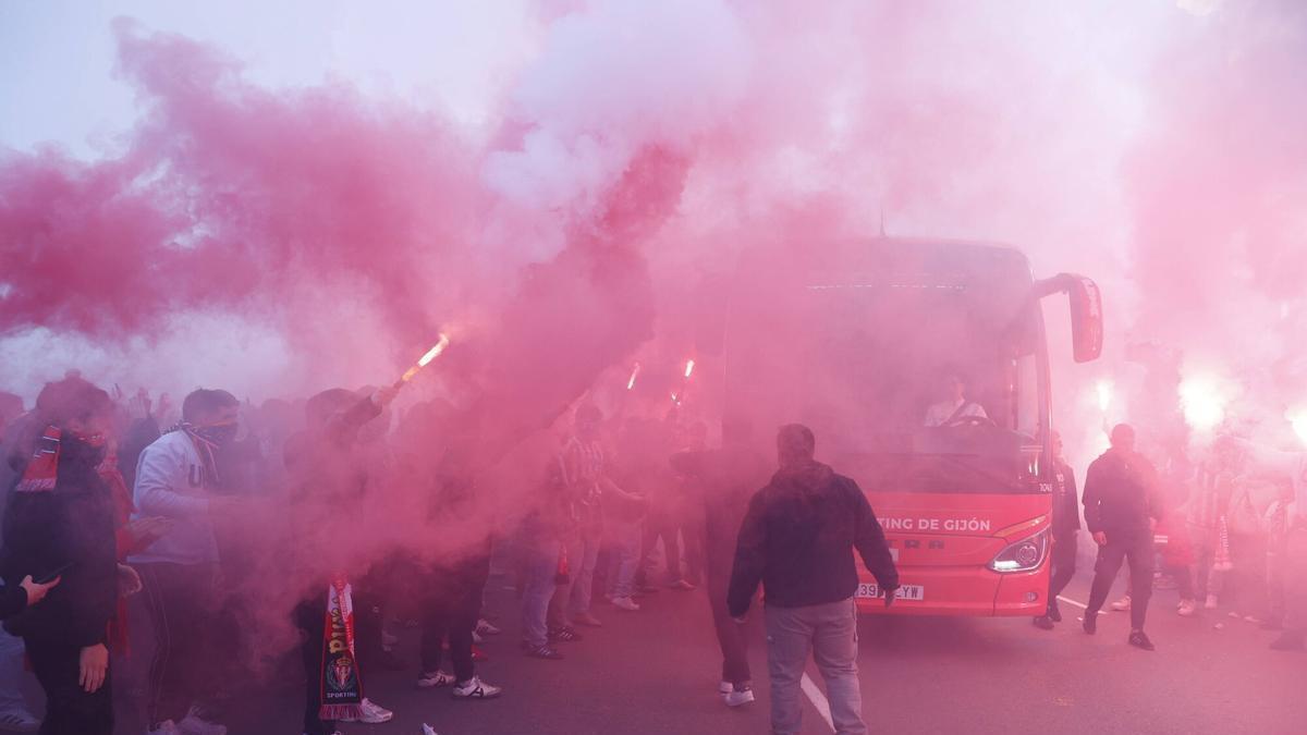 VÍDEO: Un recibimiento que no se quiso perder ni Pablo Vázquez: el Sporting llega a El Molinón impulsado por los ánimos de miles de seguidores rojiblancos