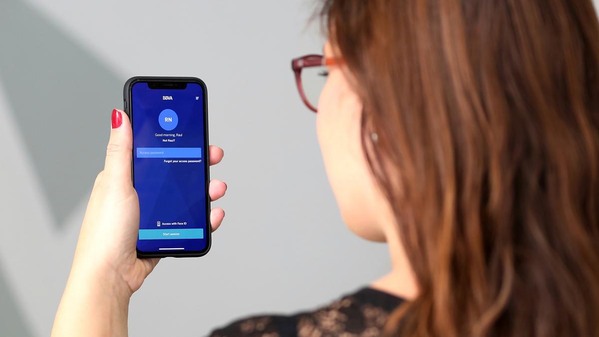 BBVA permet enviar diners a altres mòbils a través de la veu i via ’chatbots’