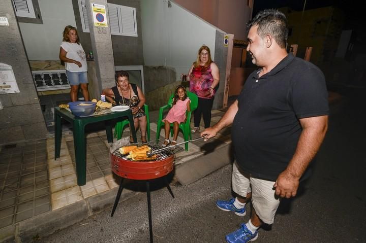 AGÜIMES A 23/06/2017. Asar piñas a la brasa con los amigos, arrojar sal a las hogueras, perdir nuevos deseos y desprendernos de lo malo, saltar sobre las brasas, son alguna sde las costumbres que se reviven en Las Charcas, Agüimes. FOTO: J.PÉREZ CURBELO