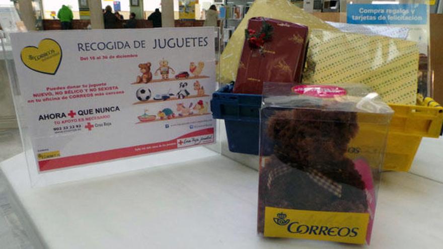 Correos recoge 216 juguetes para Cruz Roja en Málaga