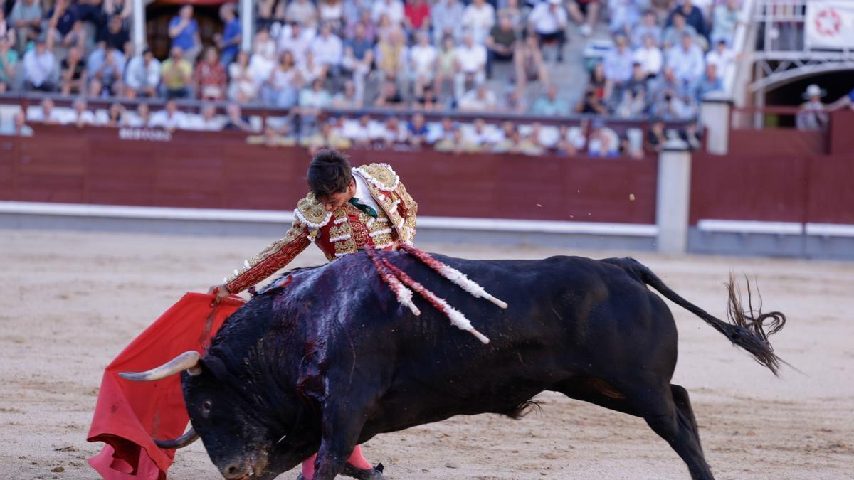El diestro Ismael Martín durante el primero de su lote.