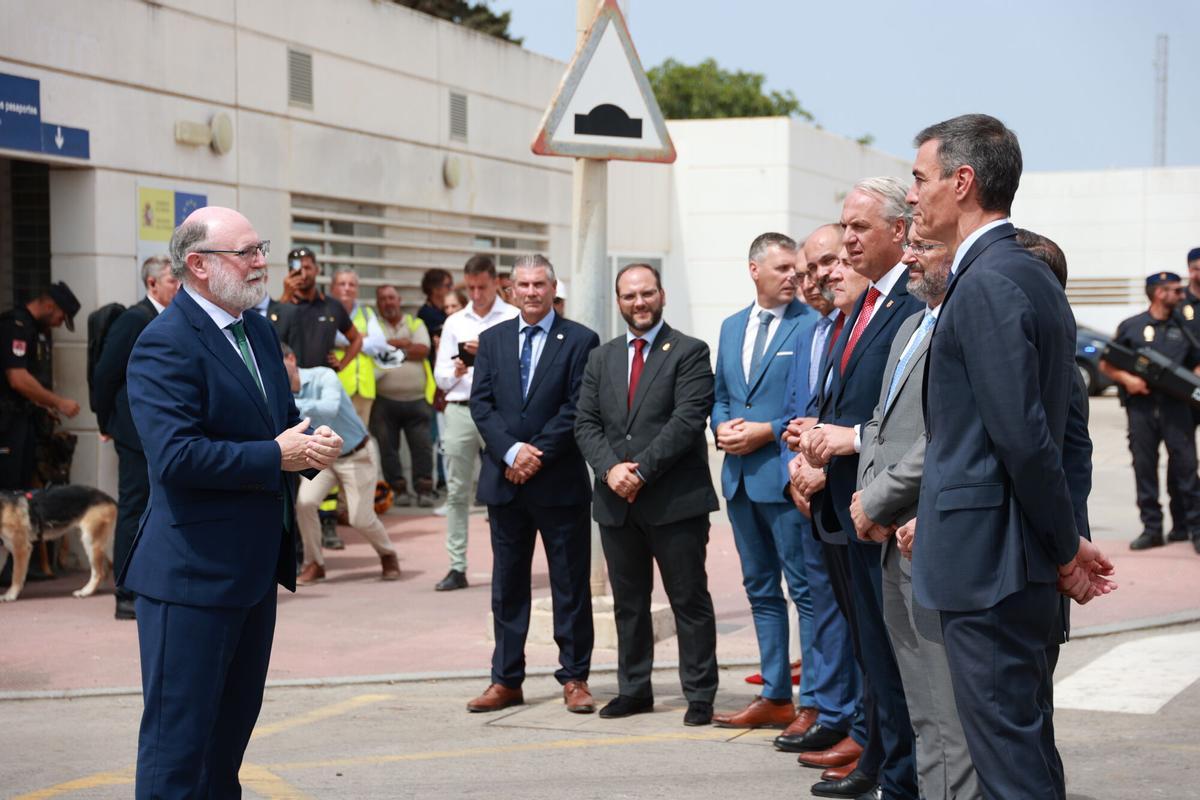 El presidente del Gobierno, Pedro Sánchez (id),asiste al acto de demolición de la Verja de Gibraltar.