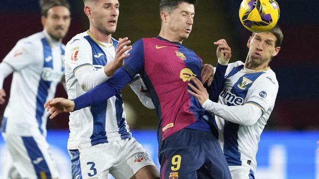 El excéltico Jorge Sáenz y un compañero presionan a Lewandowski, que intenta controlar el balón con el pecho . |  Alejandro García