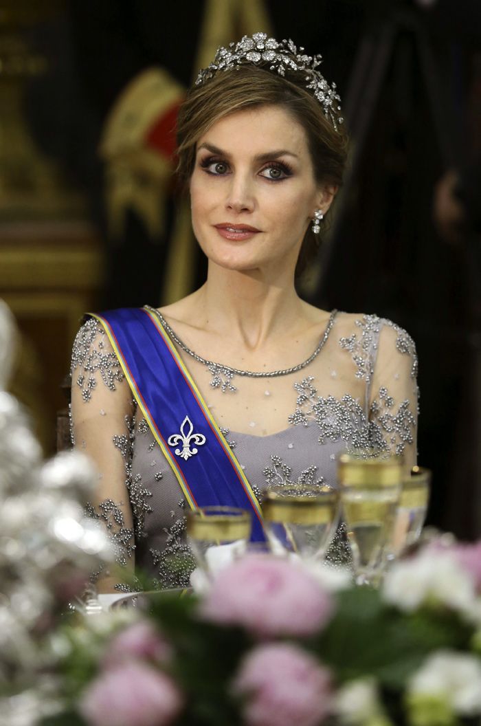 Letizia Ortiz, con vestido gris perla de Felipe Varela