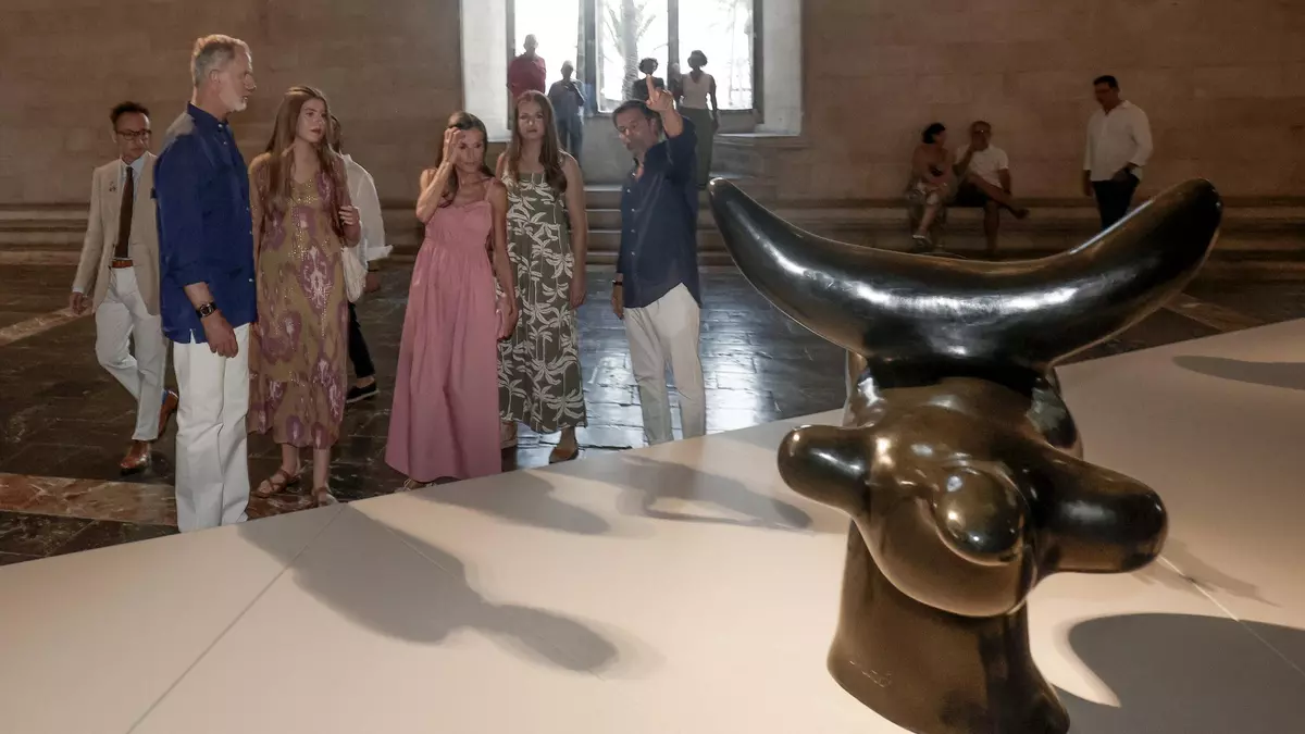 Joan Miró impacta a la Familia Real en la Llotja de Palma con sus seres imaginarios