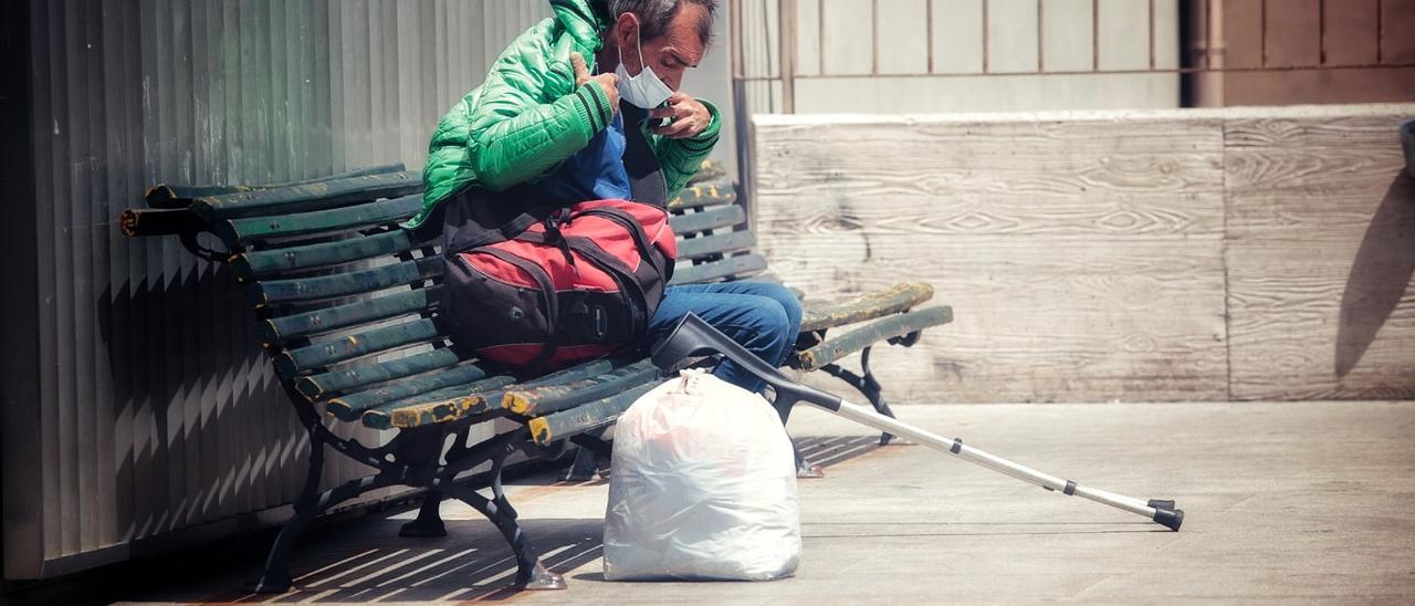 Una persona sin hogar en las instalaciones del Centro Municipal de Acogida de Santa Cruz.