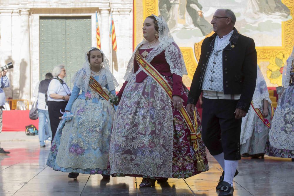 Desfile de las falleras mayores de las diferentes comisiones durante la procesión general de la Mare de Déu dels Desemparats.