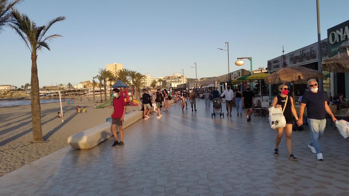 El paseo del Arenal de Xàbia. Hay una notable afluencia, pero sin aglomeraciones