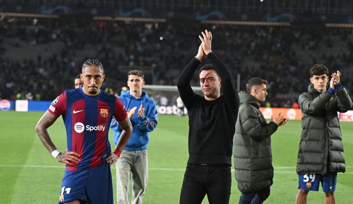 Raphinha y Dembélé saludan a la afición azulgrana tras ser eliminado el Barça por el PSG en Montjuïc.