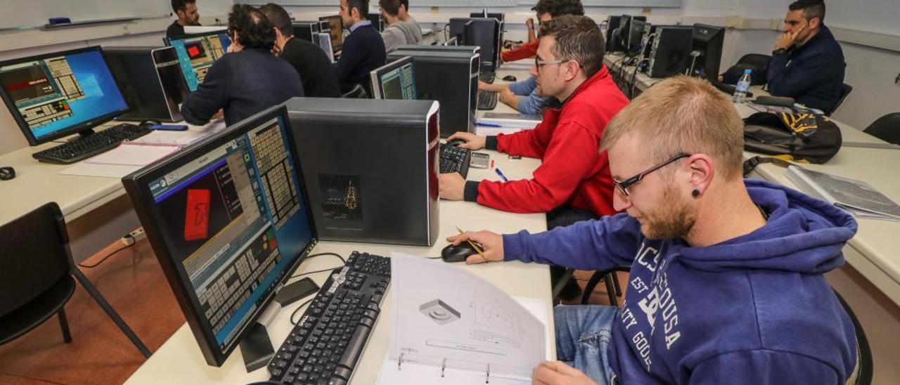 Un grupo de alumnos durante uno de los cursos que está impartiendo AIJU en su sede de Ibi.