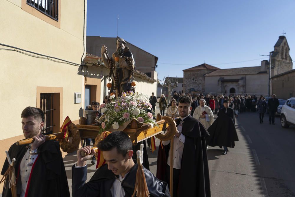 Monfarracinos celebra San Antón con las tradicionales "relaciones"