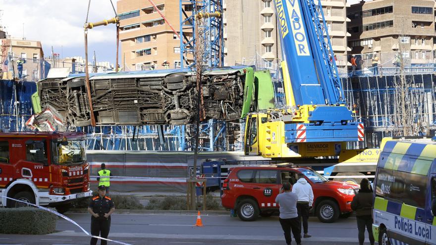 Un autobús se precipita en unas obras entre Cornellá y Esplugues