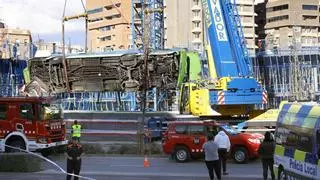 Un herido crítico al caer un autobús por el agujero de unas obras en Esplugues de Llobregat, en Barcelona