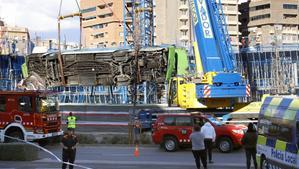 Un autobús se precipita en unas obras entre Cornellá y Esplugues