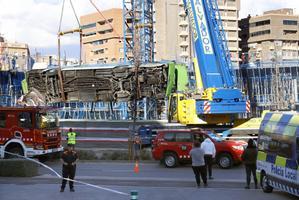 Un autobús se precipita en unas obras entre Cornellá y Esplugues