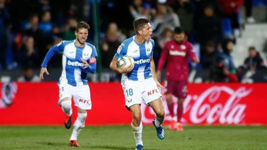 Guido Carrillo celebra el tanto del empate del Leganés. // O.J. Barroso