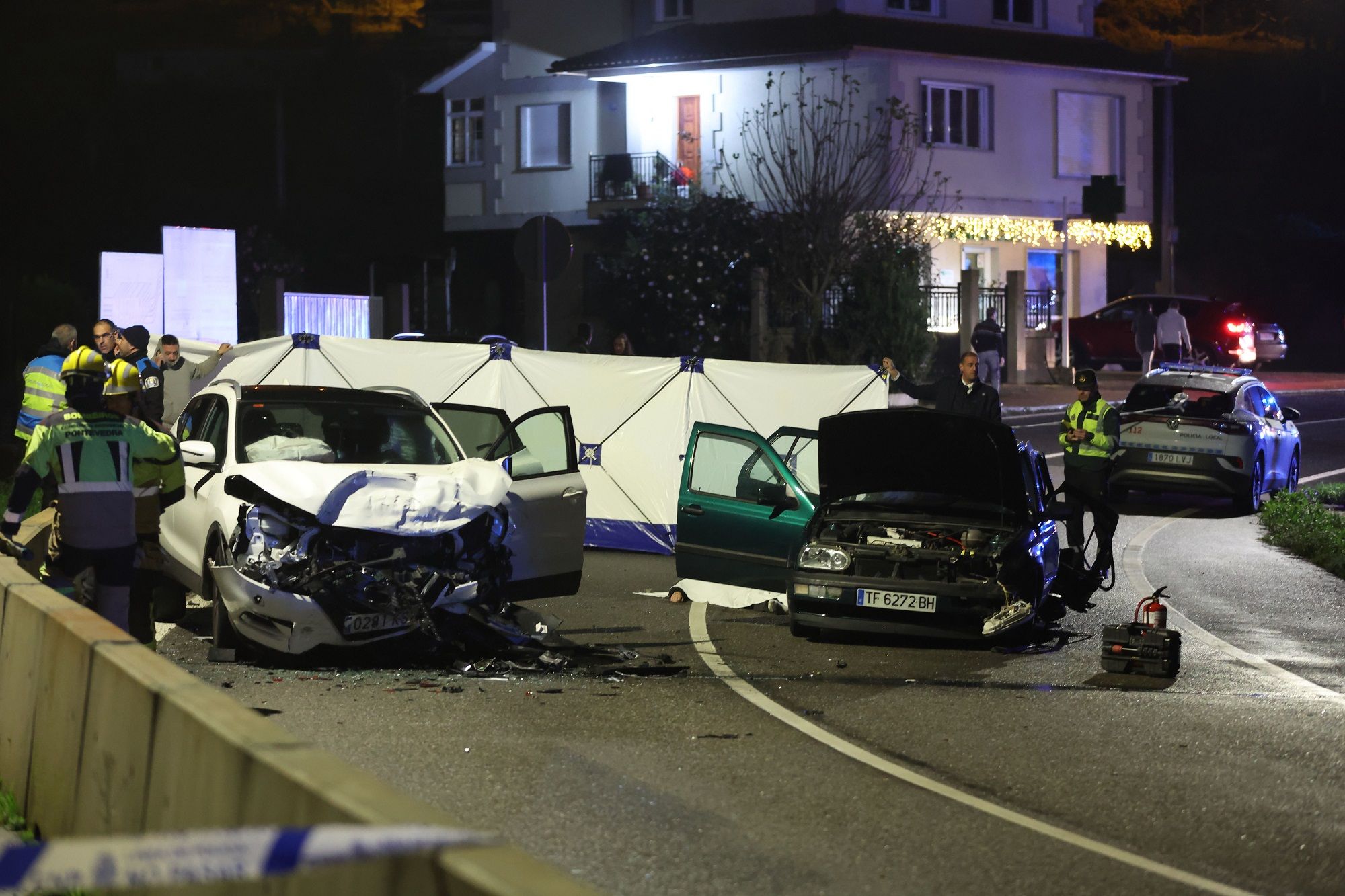 Dos jóvenes muertos y una herida grave en un choque frontal entre dos coches en Marín
