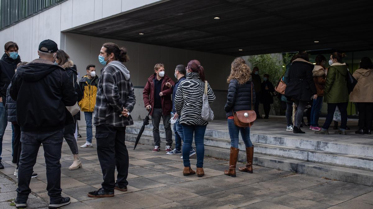 Un grupo de opositores esperan para acceder a un examen.