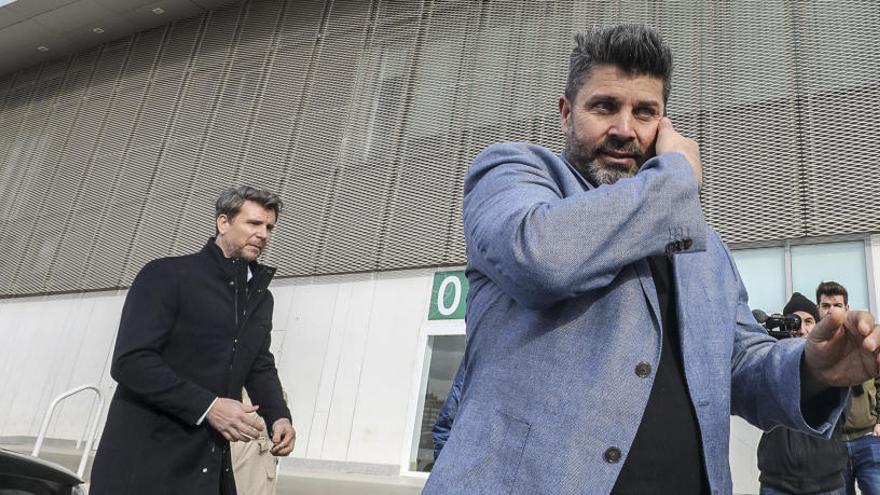 Christian Bragarnik y Ricardo Pini saliendo de las oficinas del estadio Martínez Valero