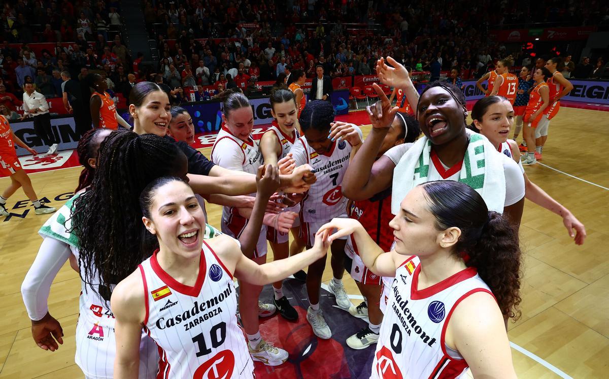 Las jugadoras del Casademont Zaragoza celebran su victoria frente al Valencia este miércoles.