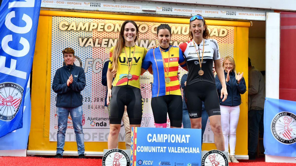 Saida perea, en el centro, con el maillot de campeona de la Comunitat Valenciana