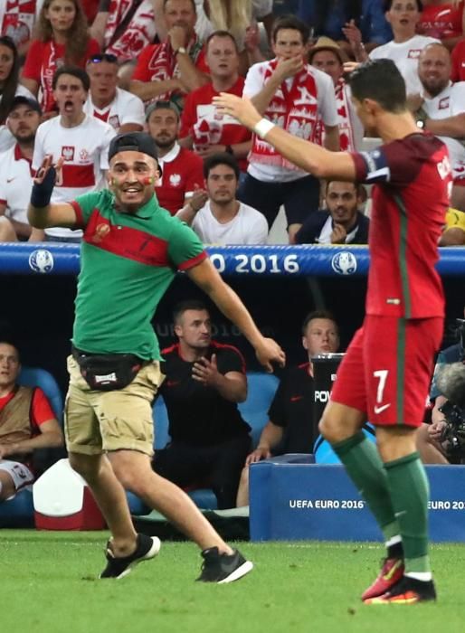 Un aficionado de Portugal saltó al campo durante el Polonia - Portugal e intentó abrazar a Cristiano Ronaldo.