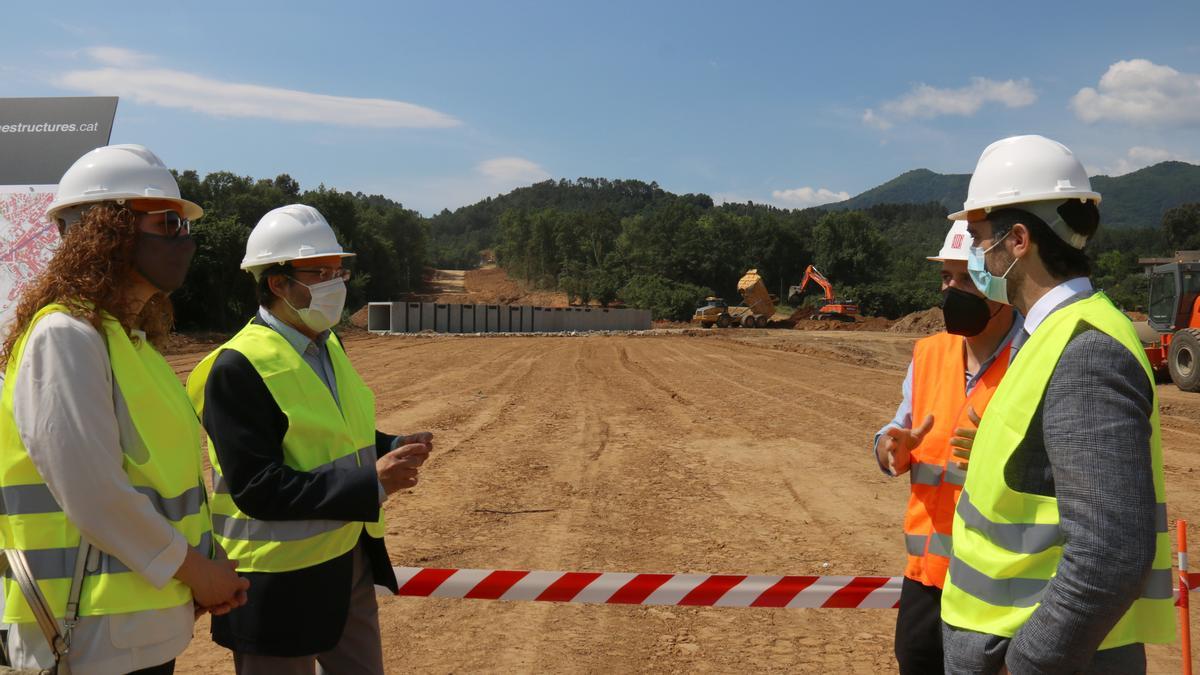 El conseller de Polítiques Digitals i Territori, Jordi Puigneró amb altres autoritats en la visita a la variant d'Anglès