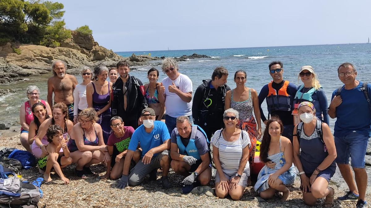 Una part dels voluntaris que han netejat cala l&#039;Alguer