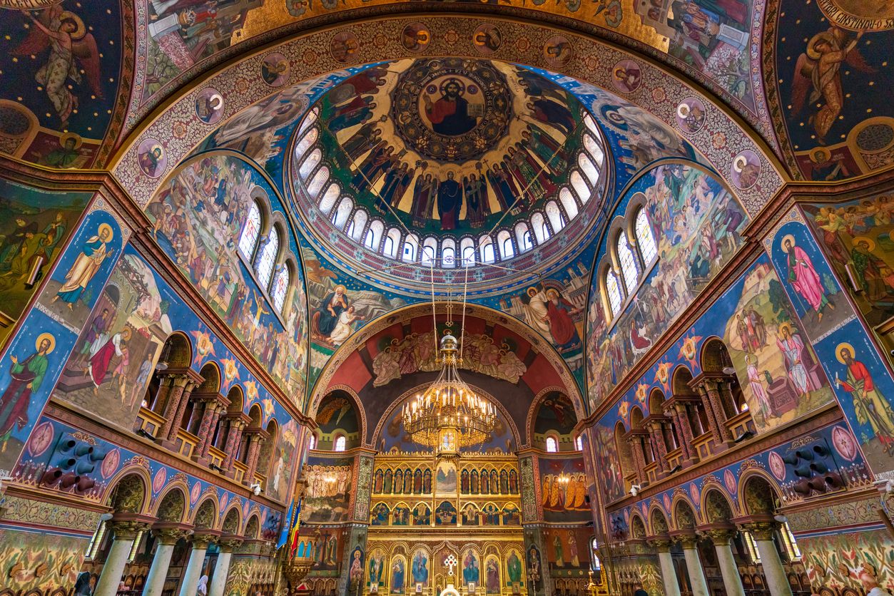 El imponente interior de la catedral ortodoxa de la Santísima Trinidad, de estilo bizantino.