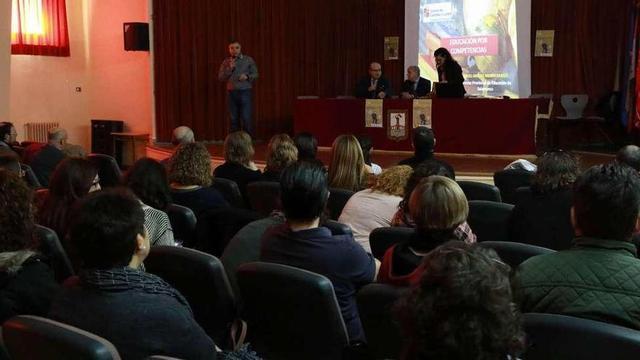Un momento de la reunión de las asociaciones de padres de Castilla y León en el salón de actos del IES Colegio Universitario.