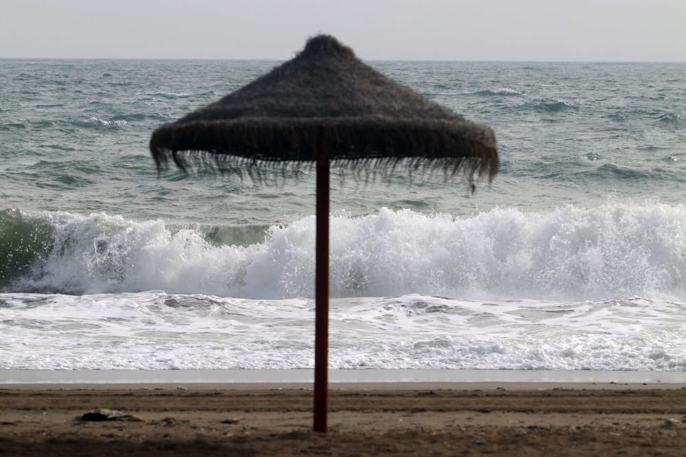 En las playas que hace apenas tres días acogían a numerosas personas tomando el sol e incluso bañándose, el temporal asociado a la borrasca las ha dejado desiertas.