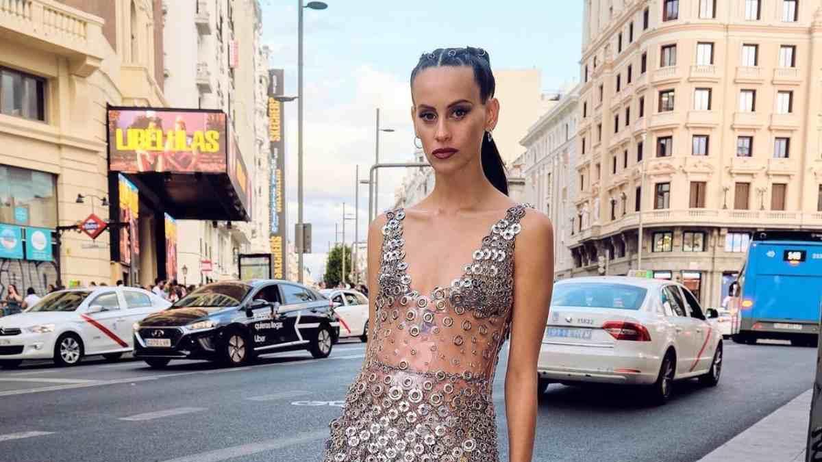 Milena Smit, con un vestido de detalles de acero de Paco Rabanne