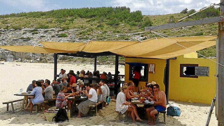 Aspecto del polémico chiringuito de la playa de Cala Torta de Artà.