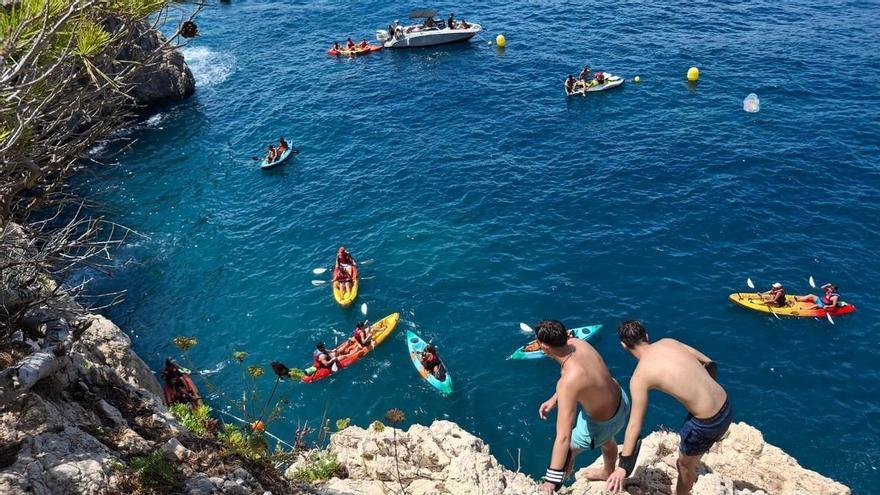 La canción de verano en la costa remota de Xàbia: el chundachunda acalla a las chicharras