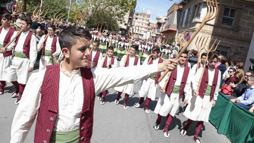 Una fila de la comparsa de Labradores de Petrer en un desfile