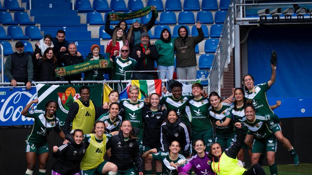 El Cacereño Femenino, celebrando el empate con sus aficionados desplazados a Vitoria.