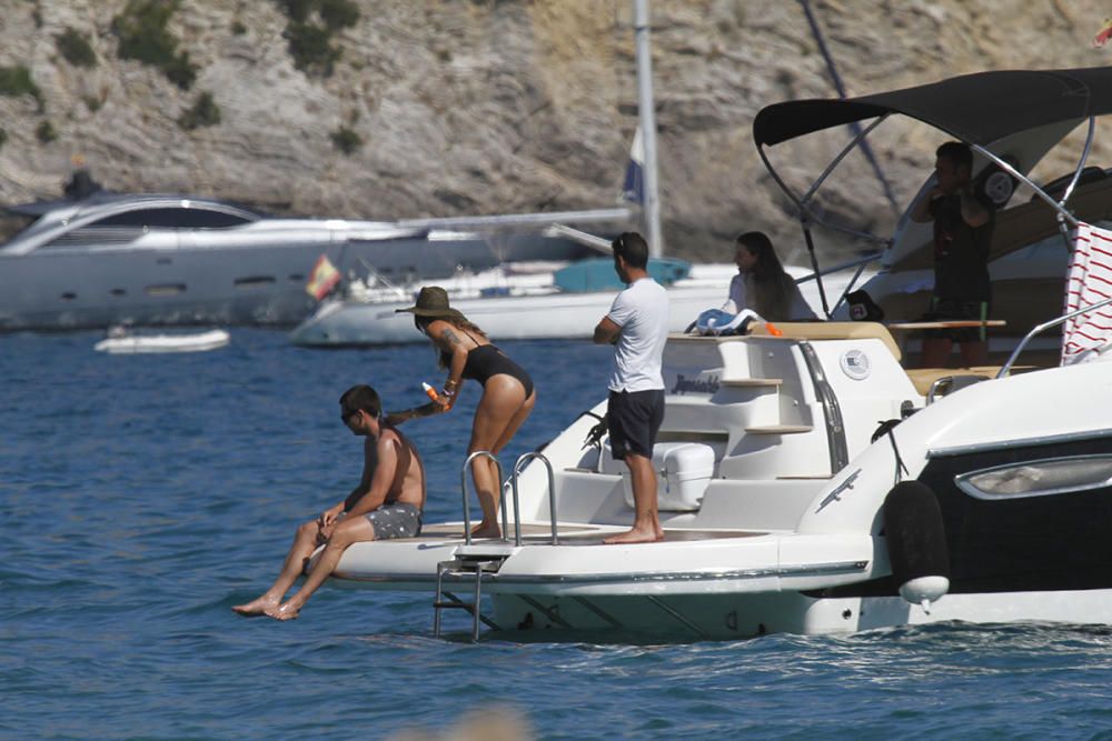 Laura Matamoros y Benji Aparicio en Barco en Cala Jondal, junto  Fonsi Nieto y su mujer Marta Castro.