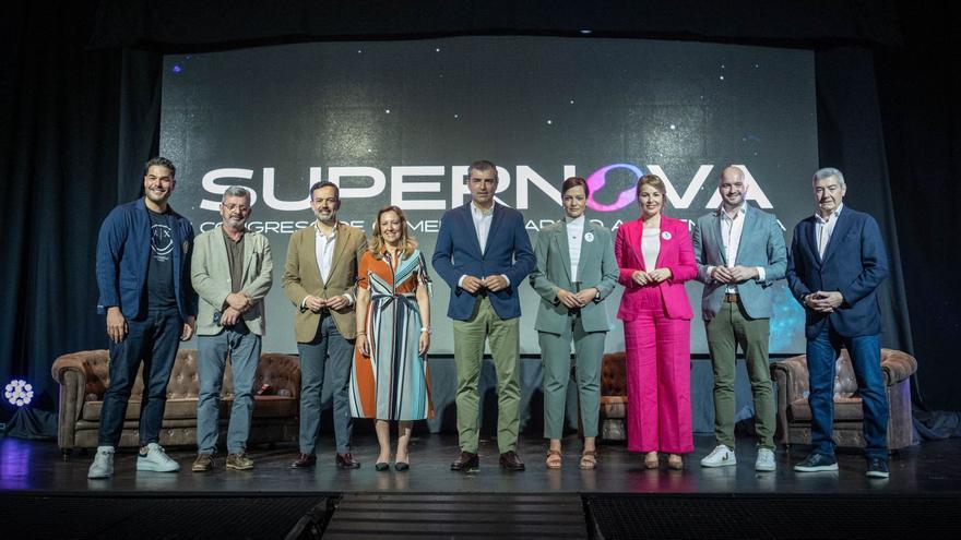 Autoridades y dirigentes empresariales (izquierda) inauguraron el Congreso Supernova, cuya organización lideró la consejera del ramo en el Cabildo insular, Krysten Martín (derecha), y que reunió a más de 800 asistentes en el Auditorio Pirámide de Arona, en Playa de Las Américas, ayer (abajo). | andrés gutiérrez | | ANDRÉS GUTIÉRREZ