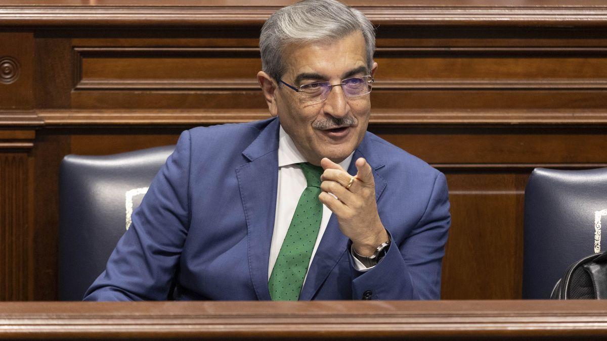 Román Rodríguez durante el Pleno del Parlamento de Canarias.