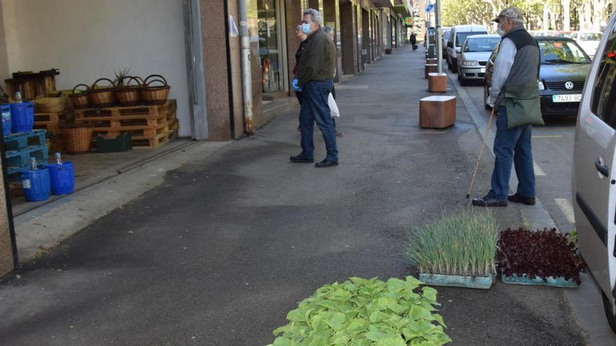 Clients  fent cua en un establiment d&#039;agroalimentació al Vall de Berga, aquest dilluns