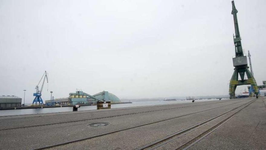 Raíles del ferrocarril sin uso en el muelle de San Diego, con el del Centenario al fondo.