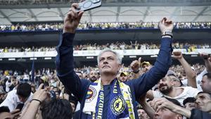 Mourinho se hace un selfie ante miles de espectadores que acudieron en Estambul a su presentación como nuevo técnico del Fenerbhaçe.