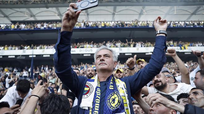 Mourinho se hace un selfie ante miles de espectadores que acudieron en Estambul a su presentación como nuevo técnico del Fenerbhaçe.