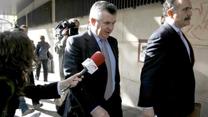 Juan Antonio Roca, ayer, camino del juzgado junto a un colaborador.