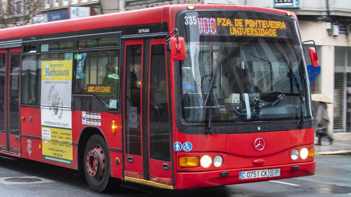 Un autobús urbano circula por una calle de A Coruña. | Casteleiro/Roller Agencia