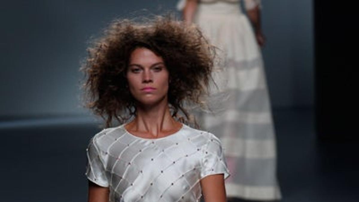 Teresa Helbig resalta la feminidad en la Mercedes-Benz Fashion Week Madrid