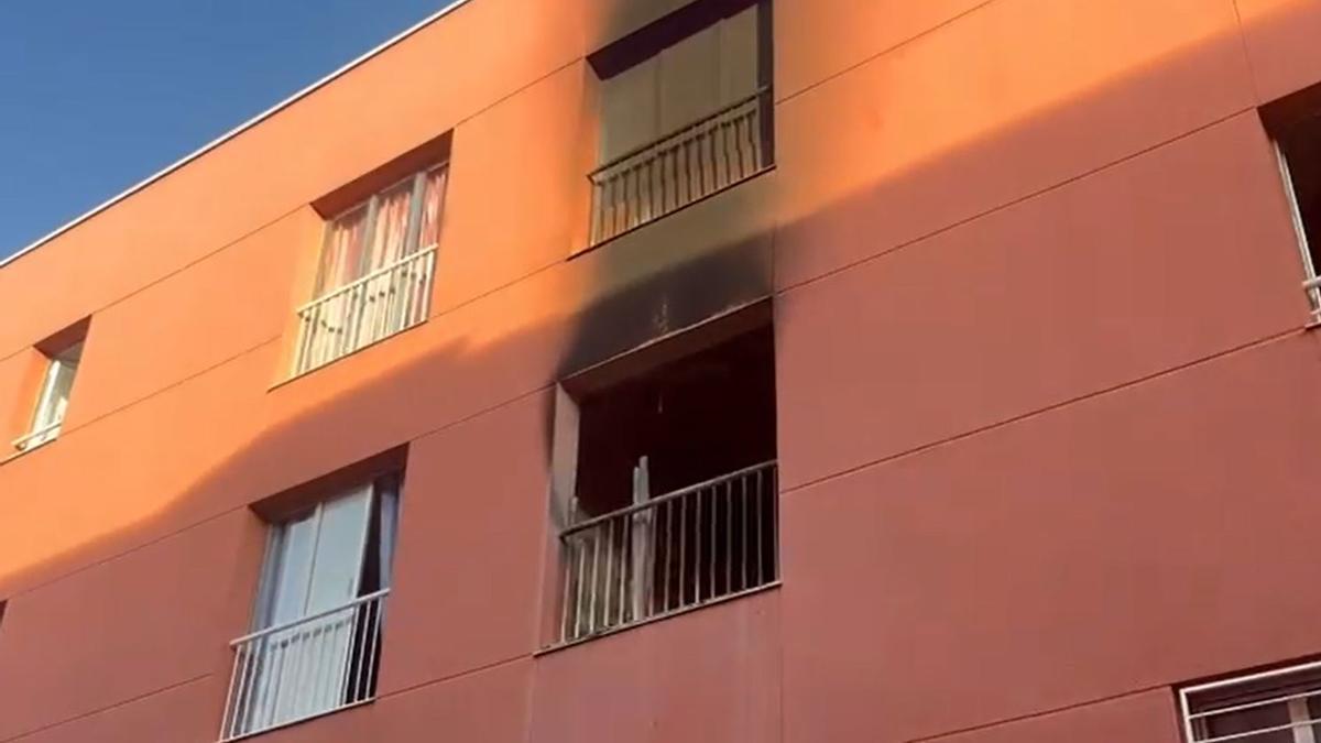 Fachada del edificio afectado por un incendio en El Sobradillo.