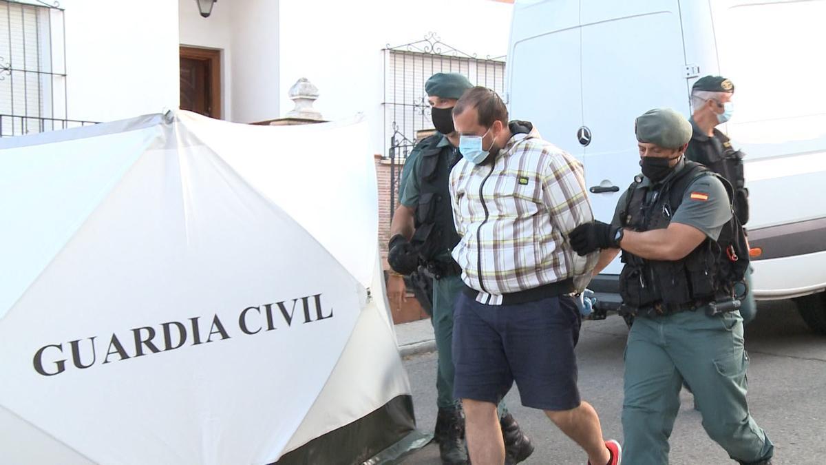 Archivo - La Guardia Civil custodia al detenido por la muerte de Manuela Chavero, Eugenio D.H., tras salir de su vivienda para realizar una reconstrucción del crimen en Monesterio (Badajoz) a 21 de septiembre de 2020.